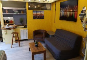 House with terrace -CalmFREE parking #M1 allows 18 year olds to book a room