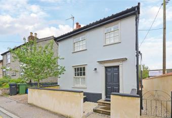 Best located and beautifully renovated cottage allows 18 year olds to book a room