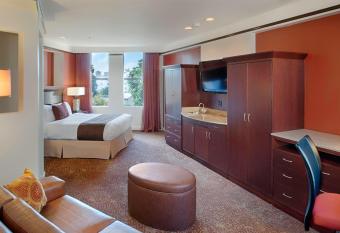 The Emily Morgan San Antonio - a DoubleTree by Hilton has rooms with a private hot tub