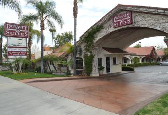 Dynasty Suites Redlands has rooms with a private hot tub