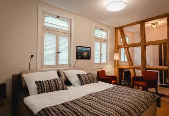 Ferienwohnungen an der Salvatorkirche - Apartmenthaus zentral allows 18 year olds to book a room