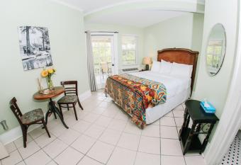 Inn on the Riverwalk has rooms with a private hot tub