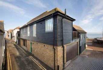 Boat House has Balcony rooms