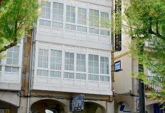 Pensi  n Residencia J. Lago allows 18 year olds to book a room