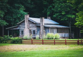 Coulter Farmstead has rooms with a private hot tub