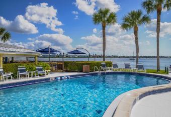Charter Club Resort Of Naples Bay has Balcony rooms
