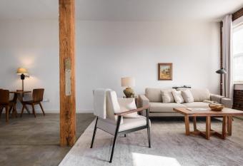 Spacious DT 2BR with Full Kitchen by Zencity allows 18 year olds to book a room