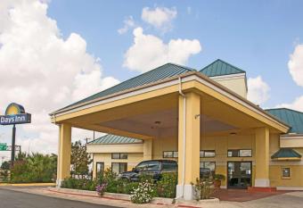 Days Inn by Wyndham Central San Antonio NW Medical Center has Smoking rooms