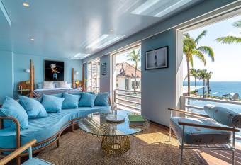 Ulu Cliffhouse allows 18 year olds to book a room