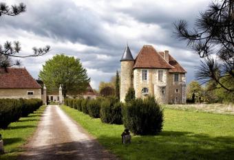 Ch  teau de Saint Georges allows 18 year olds to book a room