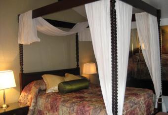 Motel Iberville has rooms with a private hot tub