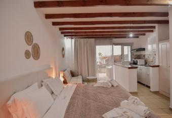 Tango Studios has Balcony rooms