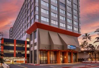 Best Western The Plaza Hotel Honolulu Airport allows 18 year olds to book a room