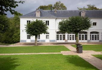 Les appartements du Domaine de Maffliers 4   toiles - Demeures de Campagne allows 18 year olds to book a room