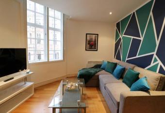 Heart of Leeds City Centre Living - Sleeps 6 allows 18 year olds to book a room