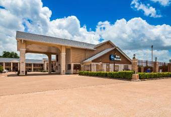 Days Inn by Wyndham Navasota has Smoking rooms