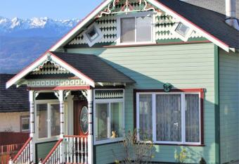 The Victorian Spa Retreat has Balcony rooms