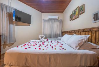 Alameda Paradiso Hotel has rooms with a private hot tub