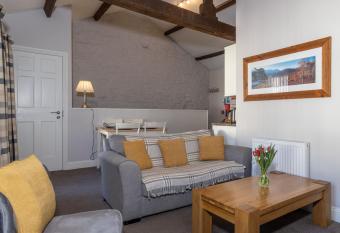Brampton Holiday Homes - The Mews Apartment allows 18 year olds to book a room