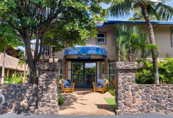 Days Inn by Wyndham Maui Oceanfront allows 18 year olds to book a room