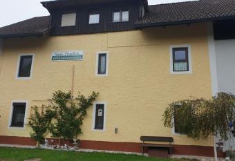 Ferienwohnung Haus Stadler allows 18 year olds to book a room