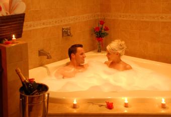 Hotel Iris - Mission Valley-San Diego Zoo-Seaworld has rooms with a private hot tub