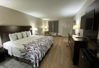 Red Roof PLUS+ Dallas - Addison allows 18 year olds to book a room