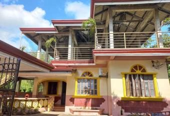 CABRERA GUEST HOUSE exGREEN BAMBOO GUIMARAS has Balcony rooms