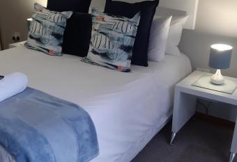 Shark Cove Little Cottage allows 18 year olds to book a room