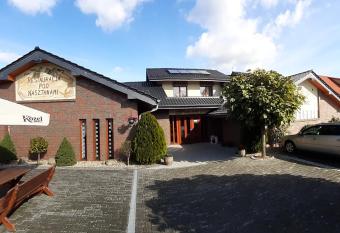 Restauracja i hotel Pod Kasztanami allows 18 year olds to book a room