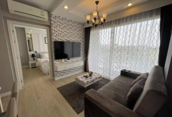 Execlusive Seaview 1 bedroom suite with toproof pool at The Patio Bangsaen has rooms with a private hot tub