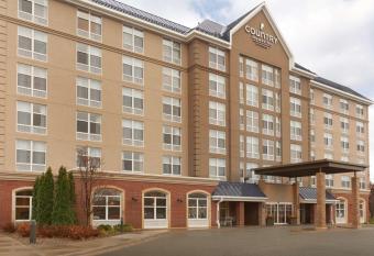 Country Inn & Suites By Radisson, Bloomington Moa allows 18 year olds to book a room
