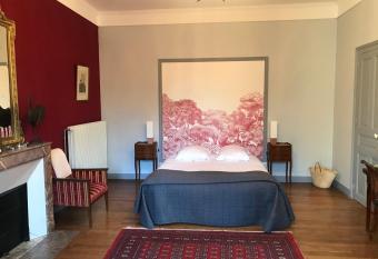 Ch  teau des Essards avec piscine et jacuzzi allows 18 year olds to book a room