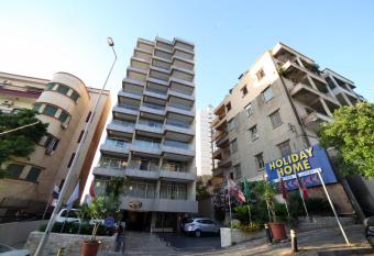 Holiday Home Suites allows 18 year olds to book a room