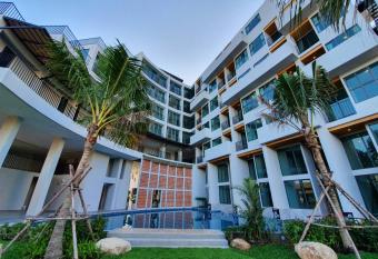 Atom Phuket Hotel -SHA Plus has Balcony rooms