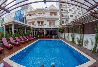 Poolside Villa has Balcony rooms