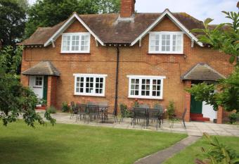 The Gillett s Cottage allows 18 year olds to book a room