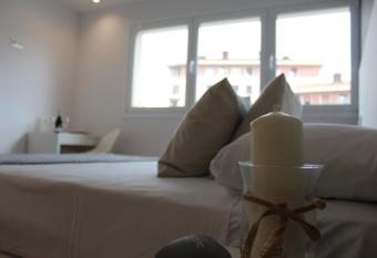 Bilbao Place has Balcony rooms