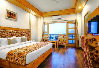 The Dagshahi Manor has Balcony rooms