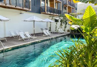 R  sidence Santa Apolonia allows 18 year olds to book a room