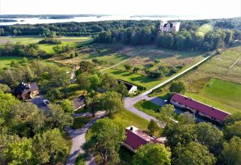 Bogesund Slottsvandrarhem allows 18 year olds to book a room