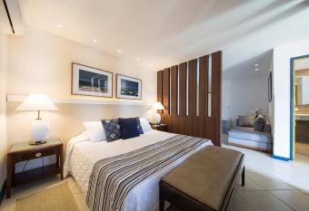 Hotel Vilarejo Praia has rooms with a private hot tub