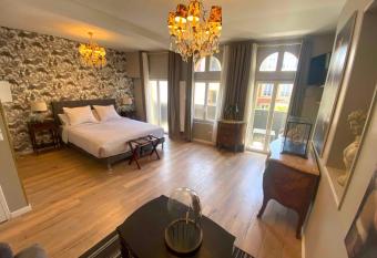 La Petite Reine et son parking allows 18 year olds to book a room