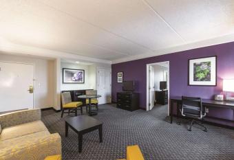 La Quinta Inn & Suites by Wyndham San Antonio Downtown has rooms with a private hot tub