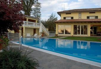 La Casa Sul Fiume has Balcony rooms
