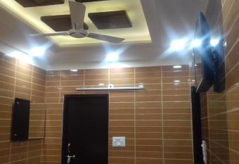 Couples friendly south delhi foreigners place very safe for women and solo travellers along with private kitchen and washroom located in the heart of delhi lajpat nagar just steps away from the famous central markrt cal 92121,74700 has Balcony rooms