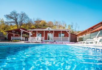 Charming Home by Feleacu has rooms with a private hot tub