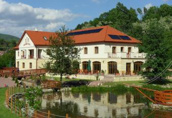 Aranyb  nya Hotel allows 18 year olds to book a room