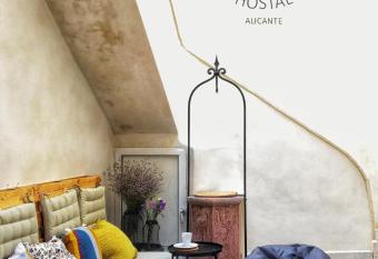 Hostal Numero Trece has Balcony rooms