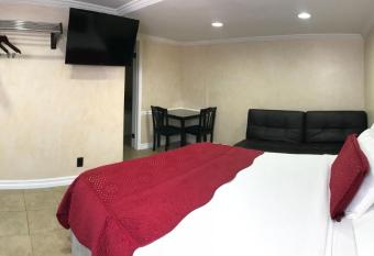 Nite Inn at Universal City - Walking Distance to Universal Studios Hollywood allows 18 year olds to book a room